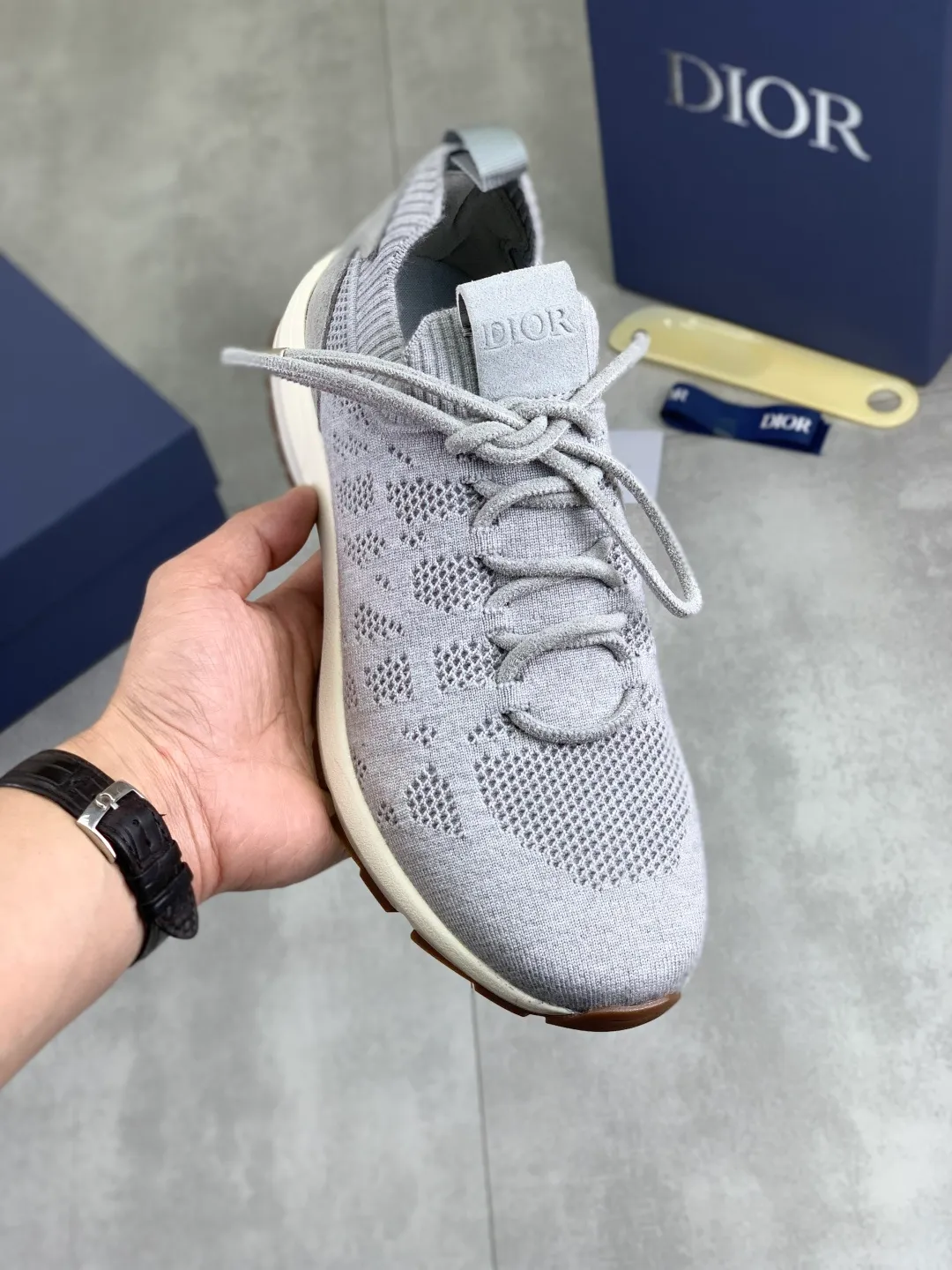 Men's men's shoes P400 new Dior Tech sneakers 2026 early spring series new products, with fashionable details, highlighting retro aesthetics. The fly-knit upper is spliced ​​with the sides of apricot transparent mesh fabric, and the leading edge of the upper window is laminated with high-frequency flat ironing and counter-pressure. The original craftsmanship is beautiful, comfortable and does not fall off. The interior is made of tonal sheep lining, which is soft and comfortable. The heel and tongue are embellished with the Paris logo. The textured TPU soles with the same tonal logo add to the high-end style.  Code number: 38-45 (46 customized)